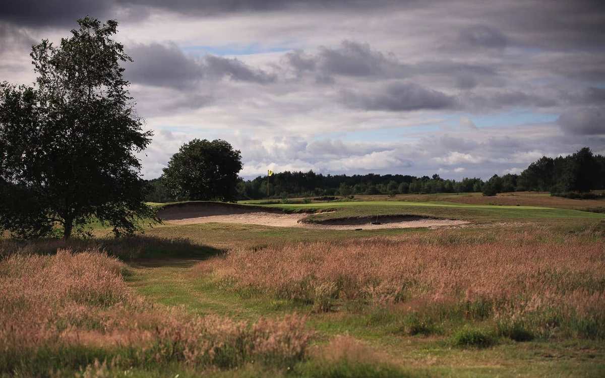 Parcours de golf dans les landes sous un ciel d’orage près de Bordeaux