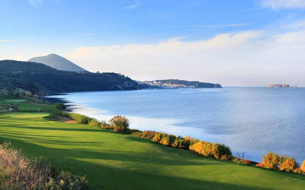 Fairway en bord de mer face aux collines du Péloponnèse en Grèce