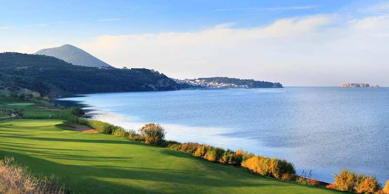 Fairway en bord de mer face aux collines du Péloponnèse en Grèce