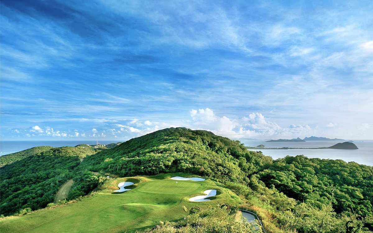 Parcours de golf sur une colline verdoyante face à la mer aux Grenadines