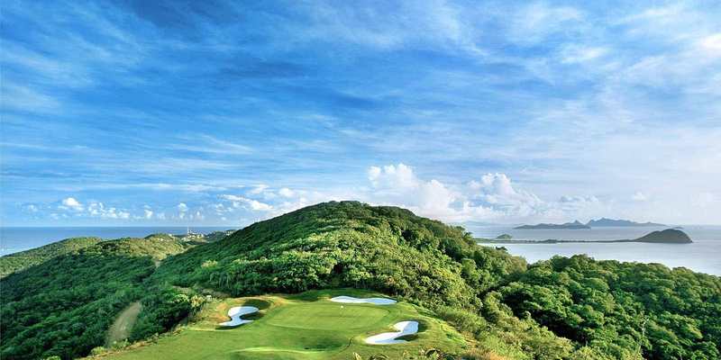 Parcours de golf sur une colline verdoyante face à la mer aux Grenadines
