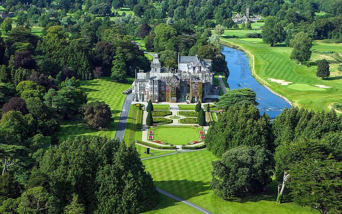 Château et parcours de golf vus du ciel, en Irlande