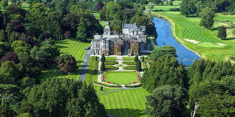 Vue aérienne d’un château et de son parcours de golf en Irlande