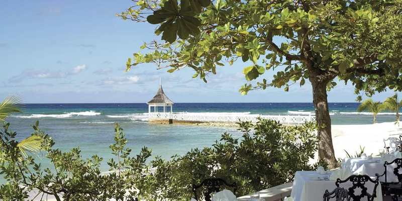 Plage et kiosque sur la mer des Caraïbes en Jamaïque