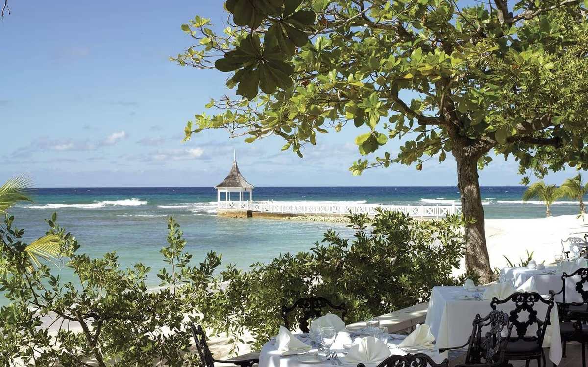 Plage et kiosque sur la mer des Caraïbes en Jamaïque