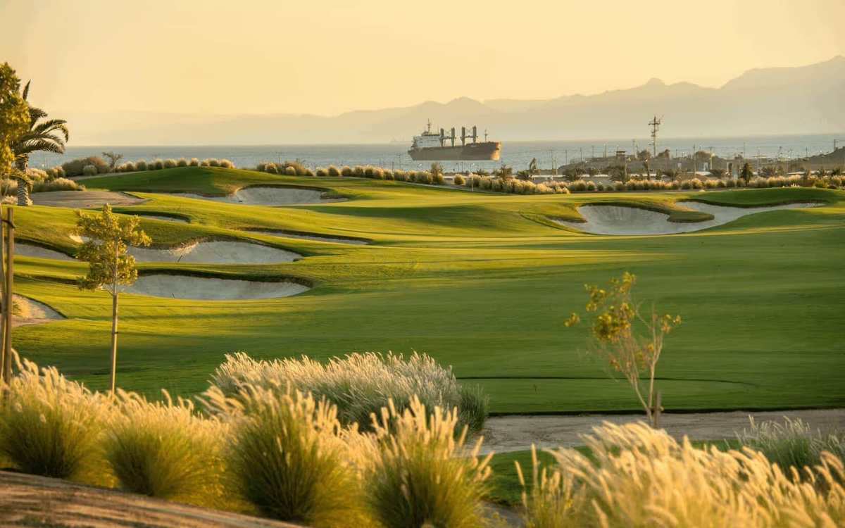 Parcours de golf face à la mer Rouge et aux montagnes à Aqaba