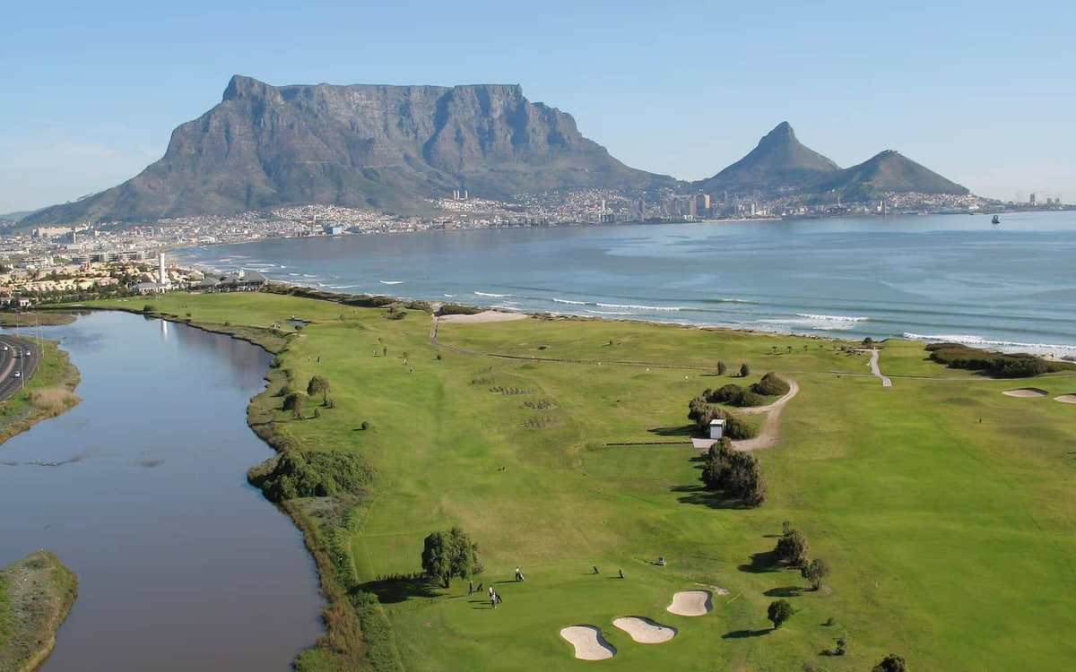 Parcours de golf au bord de l’eau face à la montagne de la Table, au Cap