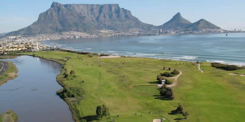 Parcours de golf au bord de l’eau face à la montagne de la Table, au Cap