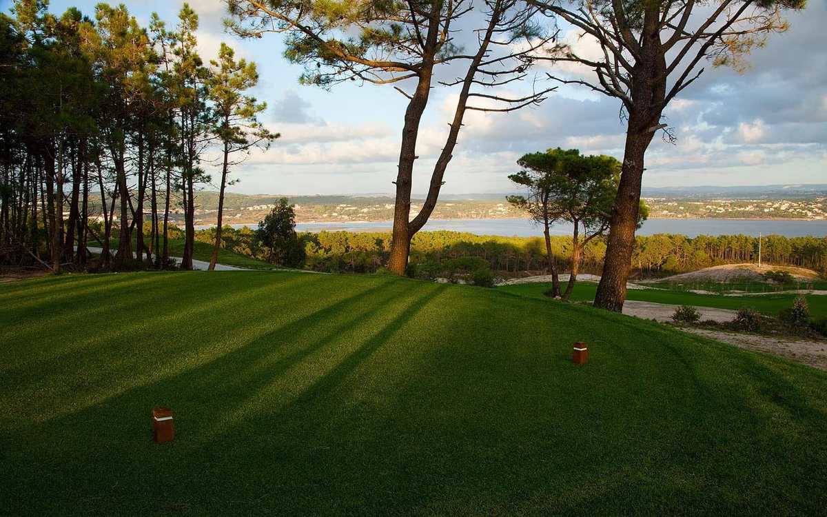 Fairway sous les pins face à la lagune d’Óbidos, près de Lisbonne