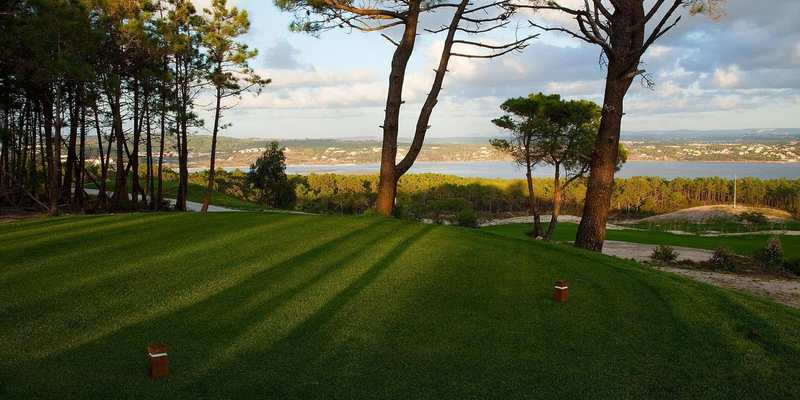 Fairway sous les pins face à la lagune d’Óbidos, près de Lisbonne