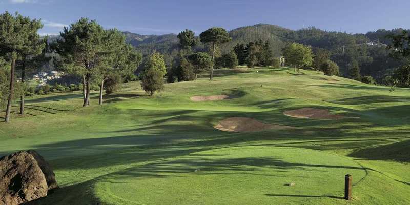 Parcours de golf vallonné entouré de pins à Madère