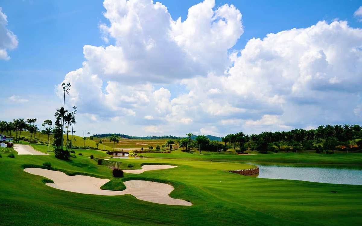 Parcours de golf et bunkers sous un ciel nuageux en Malaisie