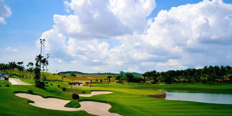 Parcours de golf et bunkers sous un ciel nuageux en Malaisie