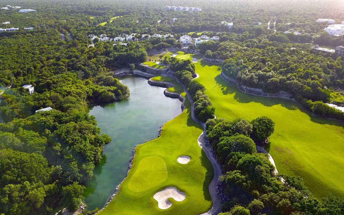 Vue aérienne d’un parcours de golf au milieu de la jungle au Mexique