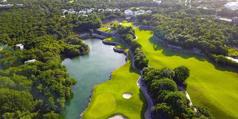 Vue aérienne d’un parcours de golf au milieu de la jungle au Mexique