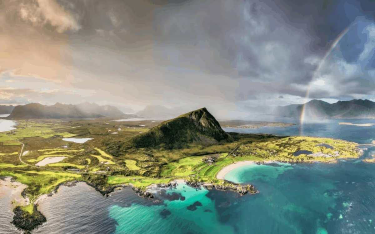 Links des îles Lofoten entre mer turquoise et montagnes, en Norvège