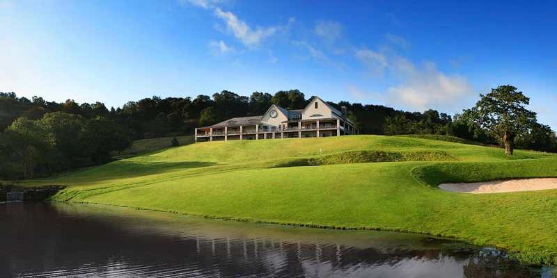 Green au bord d’un lac devant un club-house au Pays de Galles