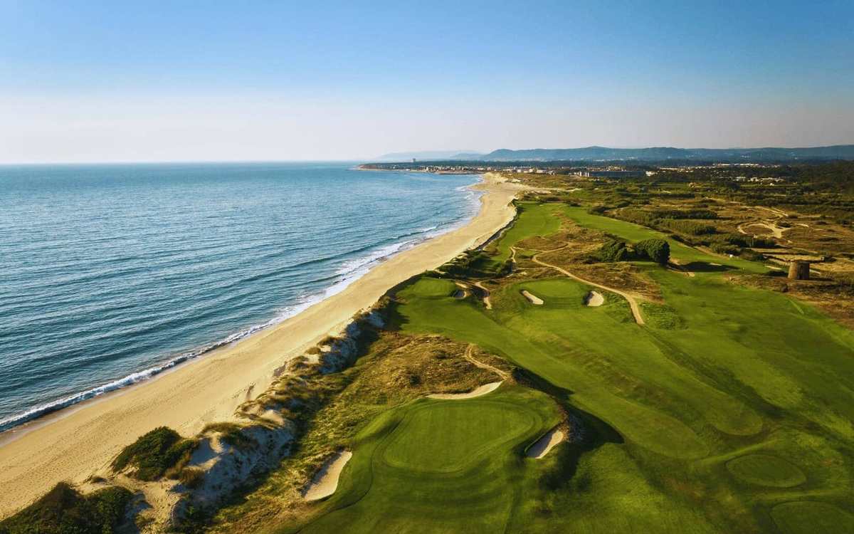 Links en bord de plage sur la côte nord du Portugal