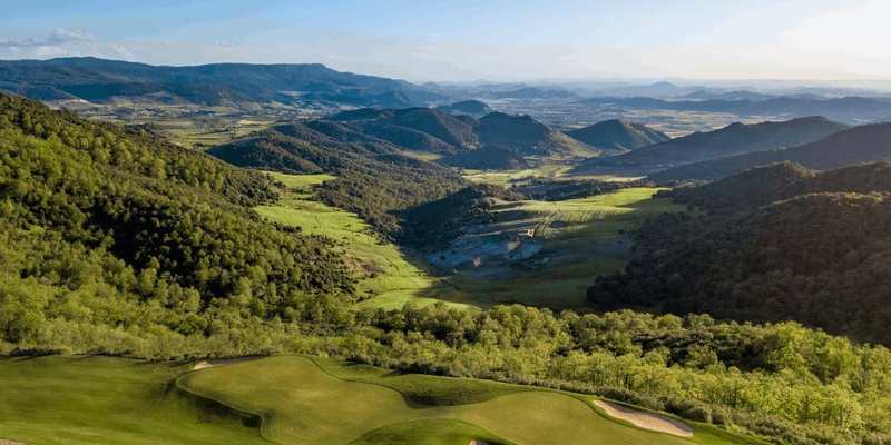 Parcours de golf dans une vallée verdoyante au Maroc