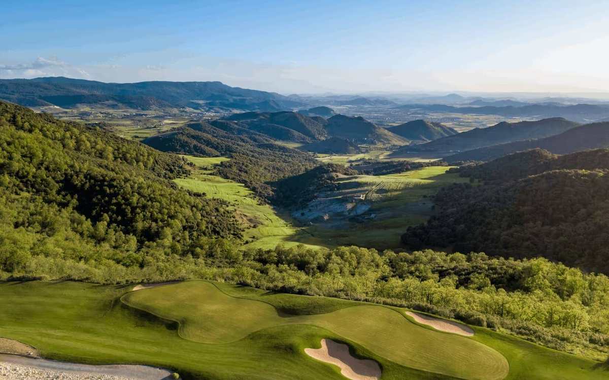 Parcours de golf dans une vallée verdoyante au Maroc