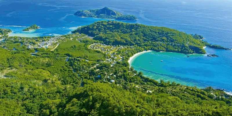 Vue aérienne de baies et de collines tropicales aux Seychelles