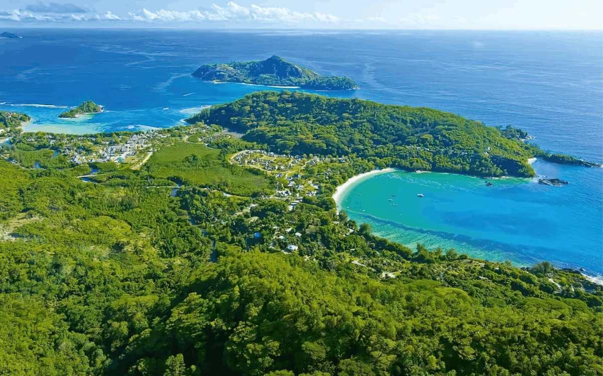 Vue aérienne de baies et de collines tropicales aux Seychelles