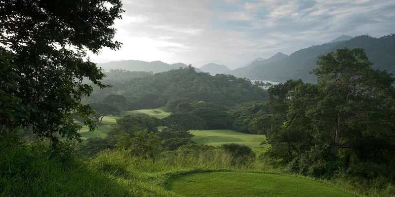 Parcours de golf dans les collines brumeuses du Sri Lanka