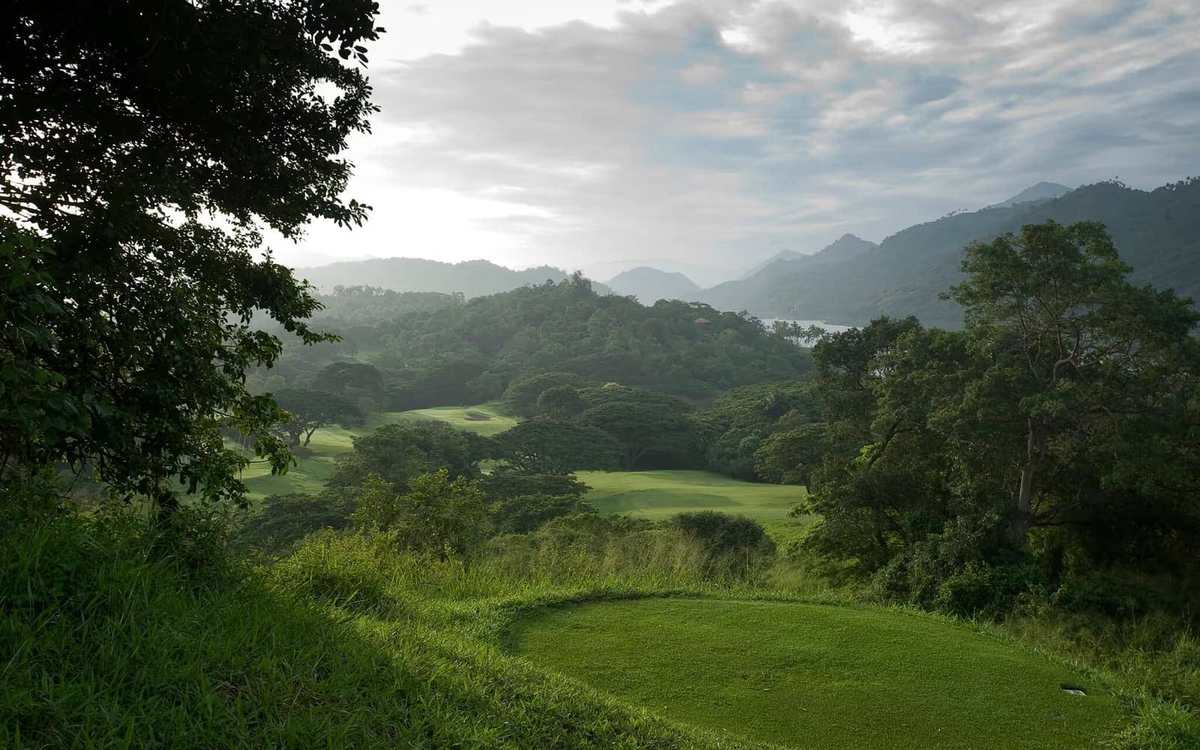 Parcours de golf dans les collines brumeuses du Sri Lanka
