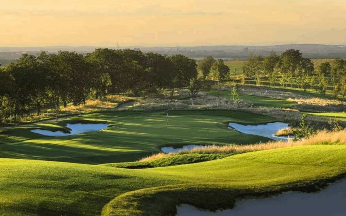 Parcours de golf et plans d’eau au soleil couchant près de Prague