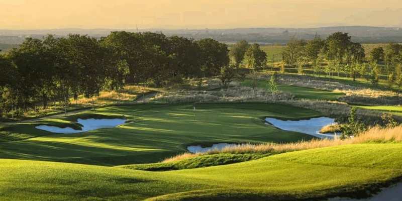 Parcours de golf et plans d’eau au soleil couchant près de Prague