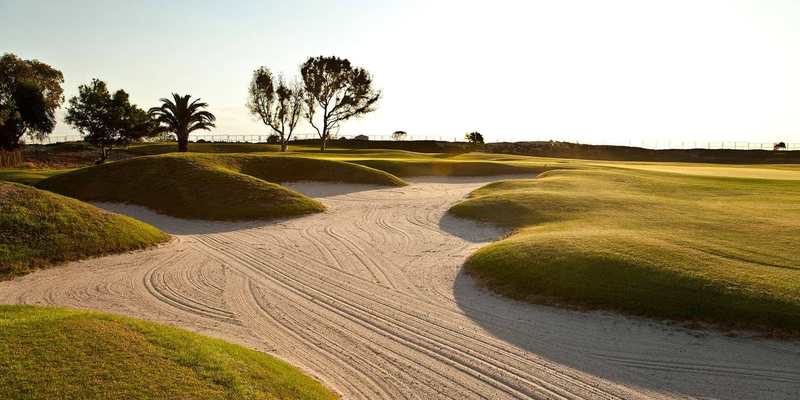 Grand bunker et fairway sous le soleil en Tunisie