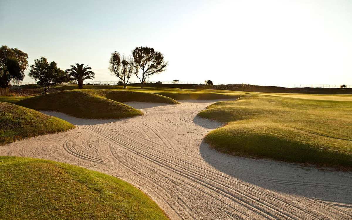 Grand bunker et fairway sous le soleil en Tunisie