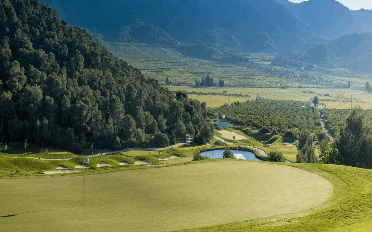 Green au pied de collines boisées dans la région de Valence