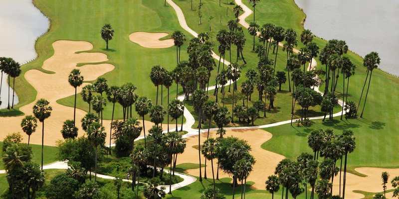 Vue aérienne d’un parcours de golf planté de palmiers au Vietnam